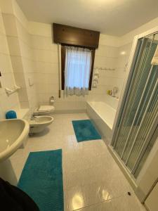 Ένα μπάνιο στο Appartamento Panorama Bormio