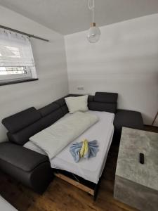 een kamer met een bed met een banaan erop bij Apart Emilia in Schönwies