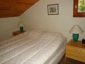 プラローニャン・ラ・ヴァノワーズにあるAppartement Pralognan-la-Vanoise, 3 pièces, 6 personnes - FR-1-464-34のベッドルーム(白いベッド1台、ランプ2つ付)