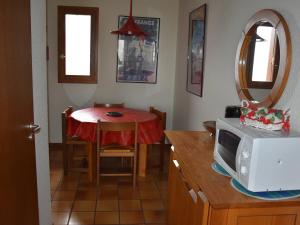 プラローニャン・ラ・ヴァノワーズにあるAppartement Pralognan-la-Vanoise, 3 pièces, 6 personnes - FR-1-464-34のキッチン(テーブル、電子レンジ付)