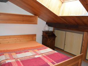 プラローニャン・ラ・ヴァノワーズにあるAppartement Pralognan-la-Vanoise, 2 pièces, 4 personnes - FR-1-464-35の木製の天井が特徴のベッドルーム1室(ベッド1台付)
