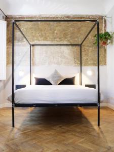 uma cama de dossel preta num quarto em Domus 19 em Florença