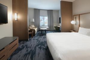 Llit o llits en una habitació de Fairfield by Marriott Inn & Suites Norfolk
