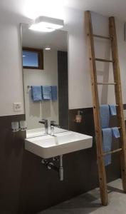 貝爾金的住宿－Biala - BioBergün，浴室设有白色水槽和镜子