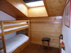 Appartement Pralognan-la-Vanoise, 5 pièces, 6 personnes - FR-1-464-43にある二段ベッド