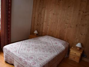 Una cama o camas en una habitación de Chalet Pralognan-la-Vanoise, 5 pièces, 8 personnes - FR-1-464-48