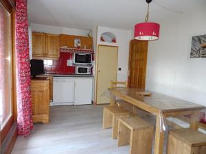 Appartement Pralognan-la-Vanoise, 3 pièces, 6 personnes - FR-1-464-49にあるキッチンまたは簡易キッチン