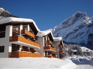 プラローニャン・ラ・ヴァノワーズにあるStudio Pralognan-la-Vanoise, 1 pièce, 4 personnes - FR-1-464-50の雪山を背景にした建物