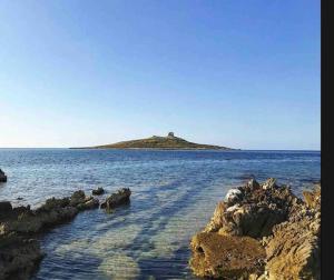 una isla en medio de un cuerpo de agua en Isola Bianca, en Isola delle Femmine