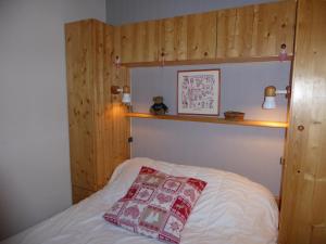 - une chambre avec un lit et un oreiller dans l'établissement Appartement Pralognan-la-Vanoise, 3 pièces, 6 personnes - FR-1-464-52, à Pralognan-la-Vanoise