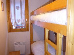 Appartement Pralognan-la-Vanoise, 3 pièces, 6 personnes - FR-1-464-52にある二段ベッド