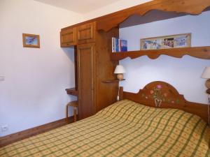 プラローニャン・ラ・ヴァノワーズにあるAppartement Pralognan-la-Vanoise, 3 pièces, 4 personnes - FR-1-464-57のベッドルーム1室(大型ベッド1台、木製ヘッドボード付)