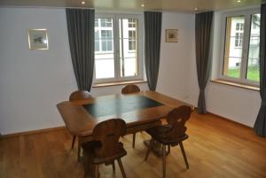 アッペンツェルにあるFerienwohnung Blaues Hausのダイニングルーム(木製テーブル、椅子付)