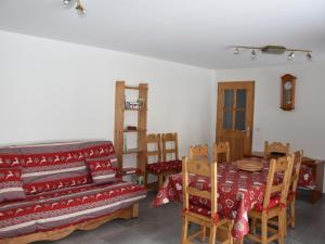 Posezení v ubytování Bel appartement neuf avec grande terrasse au centre de Pralognan-la-Vanoise - FR-1-464-58