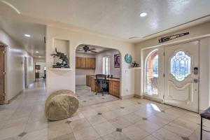 Fotografie z fotogalerie ubytování Spacious Glendale Home with Outdoor Kitchen! v destinaci Glendale