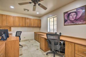 Fotografie z fotogalerie ubytování Spacious Glendale Home with Outdoor Kitchen! v destinaci Glendale