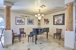 Fotografie z fotogalerie ubytování Spacious Glendale Home with Outdoor Kitchen! v destinaci Glendale