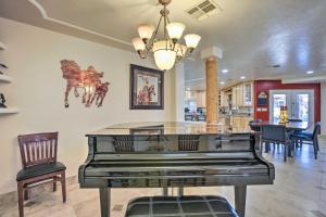 Fotografie z fotogalerie ubytování Spacious Glendale Home with Outdoor Kitchen! v destinaci Glendale + 36 fotografií