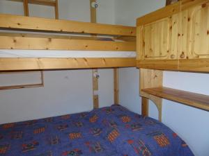 Appartement Pralognan-la-Vanoise, 3 pièces, 5 personnes - FR-1-464-65にある二段ベッド