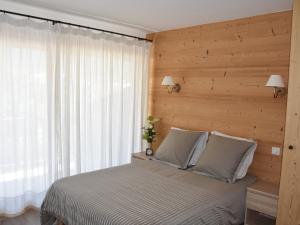 シャンパニー・アン・ヴァノワーズにあるAppartement Champagny-en-Vanoise, 3 pièces, 6 personnes - FR-1-464-80の木製の壁のベッドルーム1室(ベッド1台付)