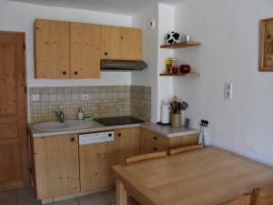 Kuchnia lub aneks kuchenny w obiekcie Appartement Champagny-en-Vanoise, 3 pièces, 6 personnes - FR-1-464-80