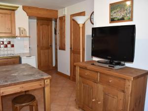 プラローニャン・ラ・ヴァノワーズにあるAppartement Pralognan-la-Vanoise, 3 pièces, 4 personnes - FR-1-464-68のキッチン(木製キャビネット内の薄型テレビ付)