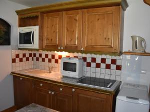 Appartement Pralognan-la-Vanoise, 3 pièces, 4 personnes - FR-1-464-68にあるキッチンまたは簡易キッチン