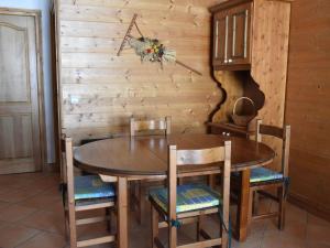 - une salle à manger avec une table et des chaises dans l'établissement Appartement Pralognan-la-Vanoise, 3 pièces, 6 personnes - FR-1-464-85, à Pralognan-la-Vanoise