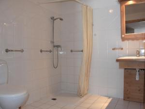 Appartement Pralognan-la-Vanoise, 3 pièces, 6 personnes - FR-1-464-85にあるバスルーム