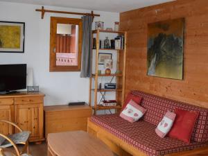 - un salon avec un canapé et une table dans l'établissement Appartement Pralognan-la-Vanoise, 3 pièces, 4 personnes - FR-1-464-91, à Pralognan-la-Vanoise