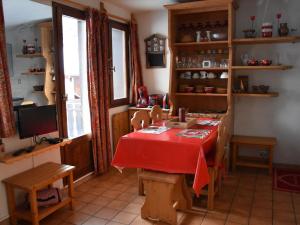 プラローニャン・ラ・ヴァノワーズにあるAppartement Pralognan-la-Vanoise, 2 pièces, 4 personnes - FR-1-464-93のダイニングルーム(赤いテーブルと椅子付)