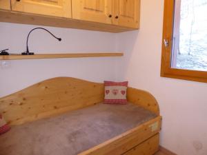 Postel nebo postele na pokoji v ubytování Appartement lumineux avec grand balcon, au centre de Pralognan-la-Vanoise, proche commerces et téléphérique - FR-1-464-91