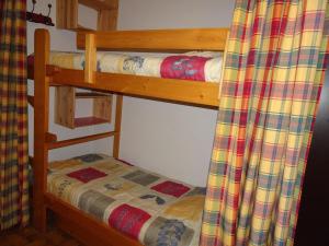 - deux lits superposés dans une chambre dans l'établissement Appartement Pralognan-la-Vanoise, 2 pièces, 4 personnes - FR-1-464-104, à Pralognan-la-Vanoise