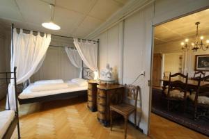 a bedroom with a bunk bed and a mirror at Ferienwohnung Schloss Heidegg in Gelfingen