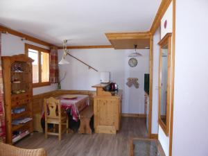 プラローニャン・ラ・ヴァノワーズにあるAppartement Pralognan-la-Vanoise, 2 pièces, 4 personnes - FR-1-464-107のテーブル、テーブル、椅子が備わる客室です。