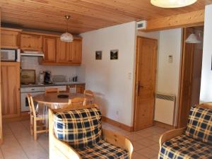 - une cuisine et une salle à manger avec une table et des chaises dans l'établissement Appartement Champagny-en-Vanoise, 3 pièces, 4 personnes - FR-1-464-128, à Champagny-en-Vanoise