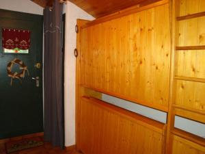 プラローニャン・ラ・ヴァノワーズにあるStudio Pralognan-la-Vanoise, 1 pièce, 4 personnes - FR-1-464-69の木製のドアと緑の壁が特徴の客室