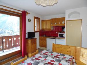 Кухня или кухненски бокс в Appartement Pralognan-la-Vanoise, 3 pièces, 6 personnes - FR-1-464-78