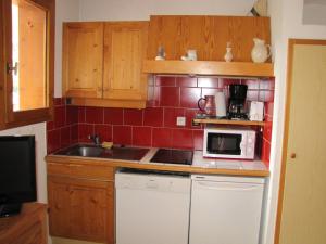 Кухня или кухненски бокс в Appartement Pralognan-la-Vanoise, 3 pièces, 6 personnes - FR-1-464-78