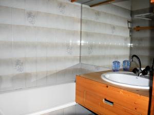 een badkamer met een wastafel en een bad bij Appartement Pralognan-la-Vanoise, 2 pièces, 4 personnes - FR-1-464-143 in Pralognan-la-Vanoise