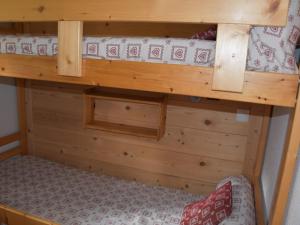 um beliche de madeira num quarto em Appartement Pralognan-la-Vanoise, 2 pièces, 4 personnes - FR-1-464-143 em Pralognan-la-Vanoise