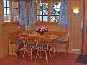 - une salle à manger avec une table et des chaises en bois dans l'établissement Adler 2 Bett Wohnung, à Grindelwald