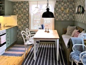 - une cuisine avec une table, des chaises et un canapé dans l'établissement Holiday home GRISSLEHAMN VIII, à Grisslehamn