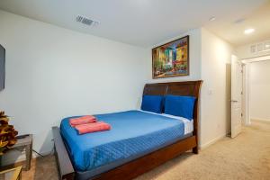 um quarto com uma cama com lençóis azuis e um quadro em #stayRioVista Luxury-Entire House-near river -Hot Tub em Rio Vista