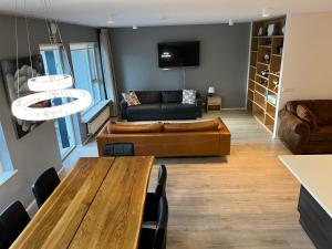 - un salon avec un canapé et une table dans l'établissement Reykjavík City Town Apartments, à Reykjavik