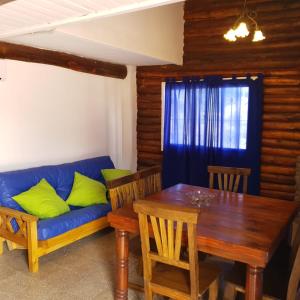 盧漢德庫約的住宿－Cabaña Mimi，客厅配有蓝色的沙发和桌子