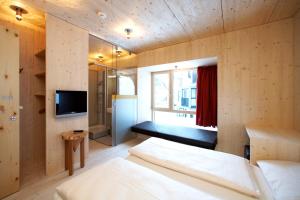 Habitación con 2 camas y TV. en Rifugio Galtür - die 2 Ferienhäuser, en Galtür