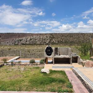 un giardino con panchina in mezzo a un campo di Cabaña Mimi a Ciudad Lujan de Cuyo