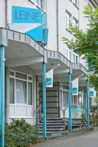 un edificio con columnas azules y escaleras delante en Leine-Hotel, en Gotinga