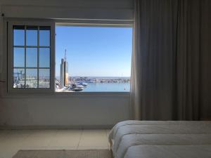 1 dormitorio con ventana y vistas al agua en Apartamento primera línea Puerto Banus con vistas, en Marbella